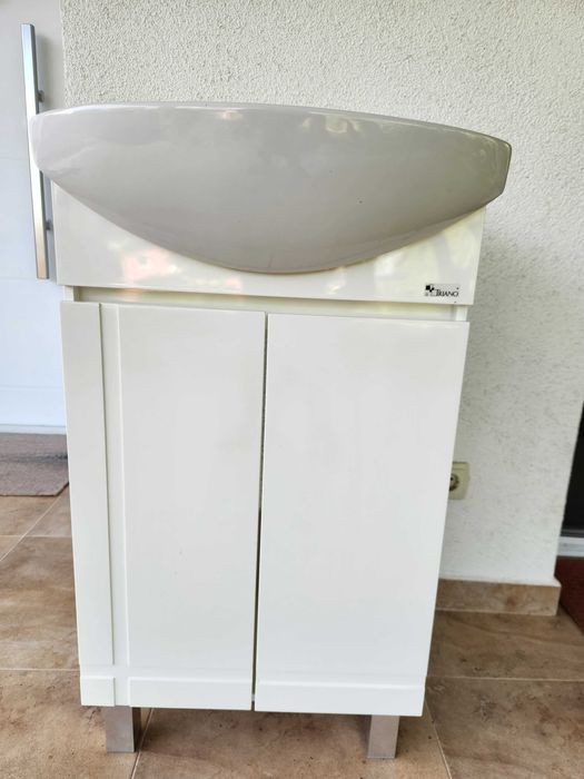 Водоустойчив долен шкаф за баня TRIANO с мивка.