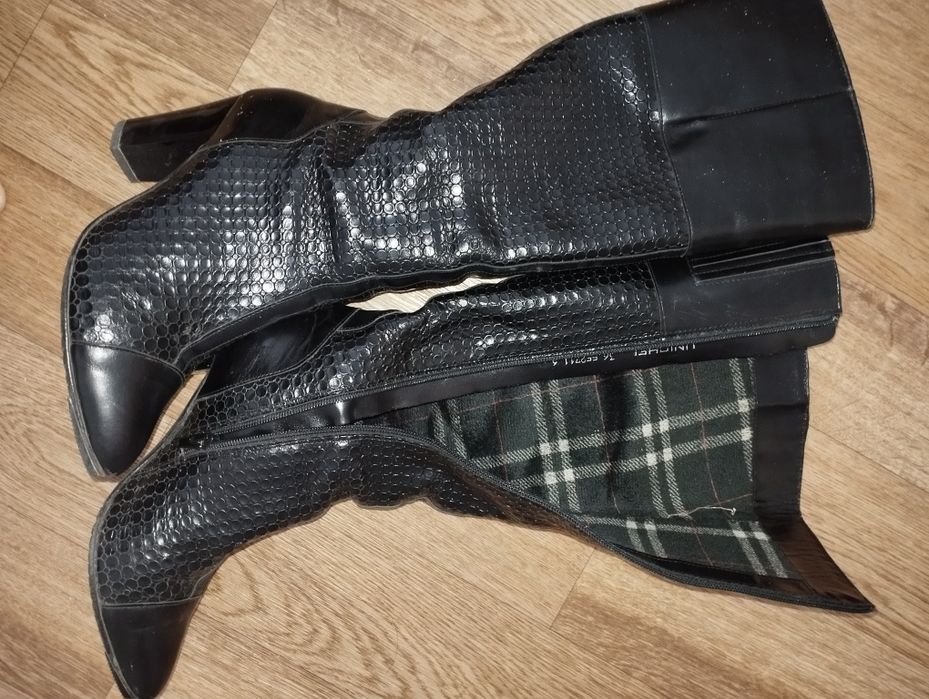 Продам женские сапоги