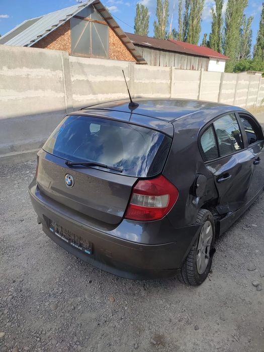 Dezmembram BMW seria 1 Usa stanga fata/Usa stanga spate