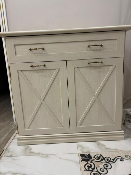 Продам комод с зеркалом