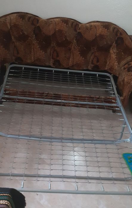 Продавам разтегателен диван с два фотьойла