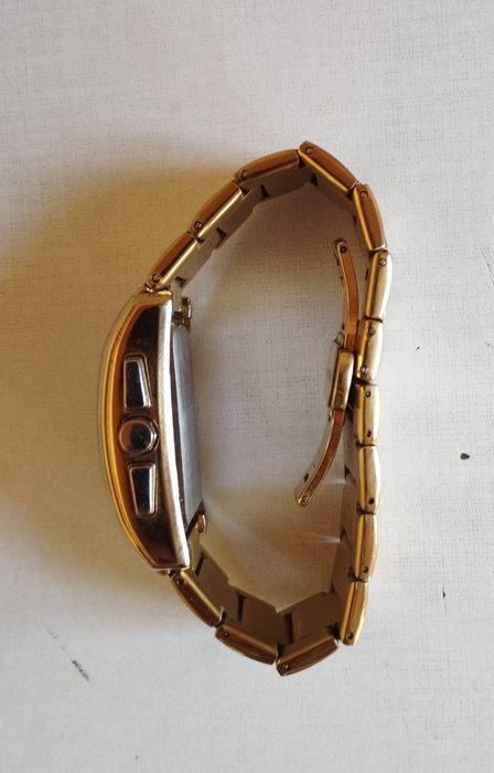 Олтин рангли электрон соат AL-SALAH  Намоз вақтлари билан