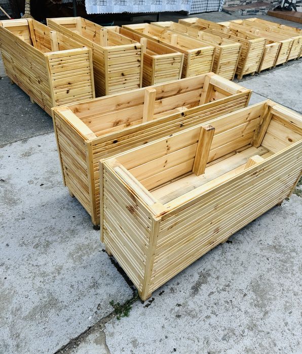 Vand jardiniere din lemn masiv