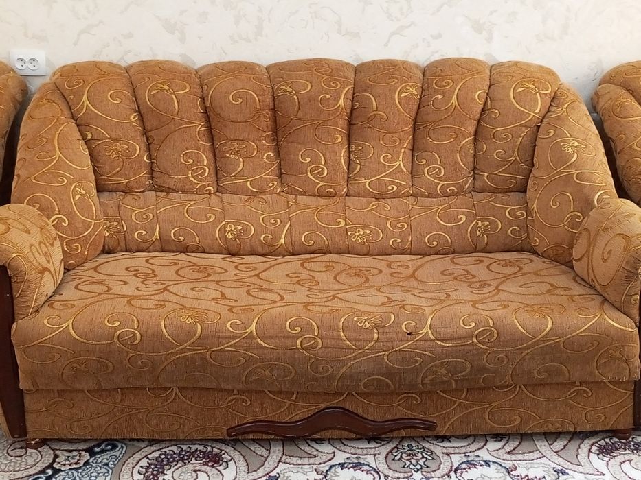 Диван кресло сотилади.