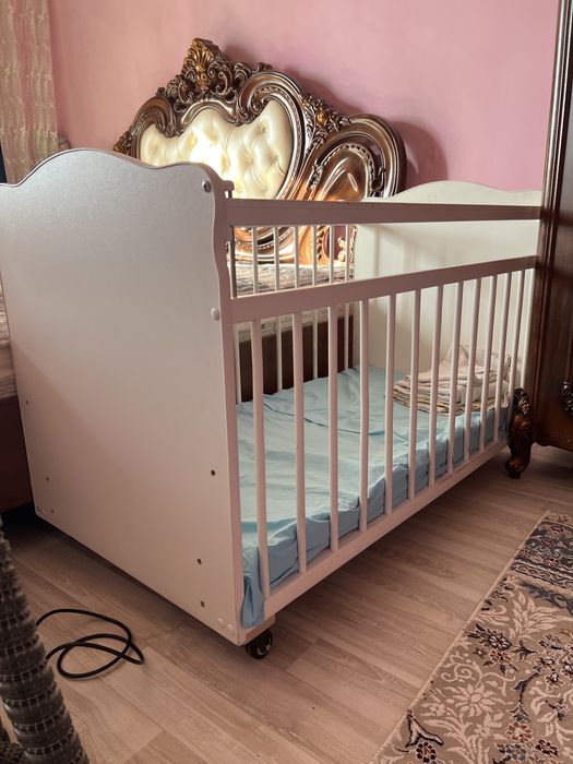 Манеж с кроватью в отличном состоянии срочно