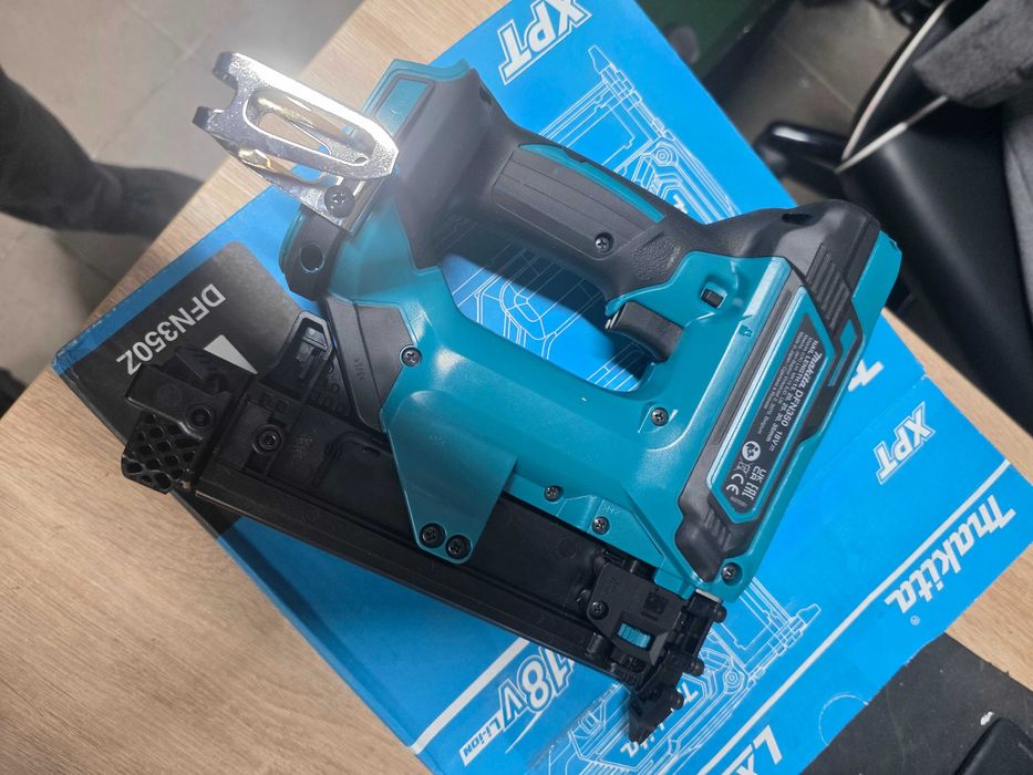 Pistol pentru cuie Makita DFN350Z pe acumulator de 18V