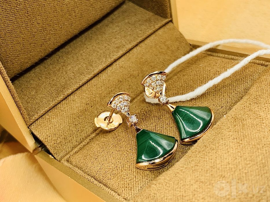 Современные золотые серьги Bvlgari