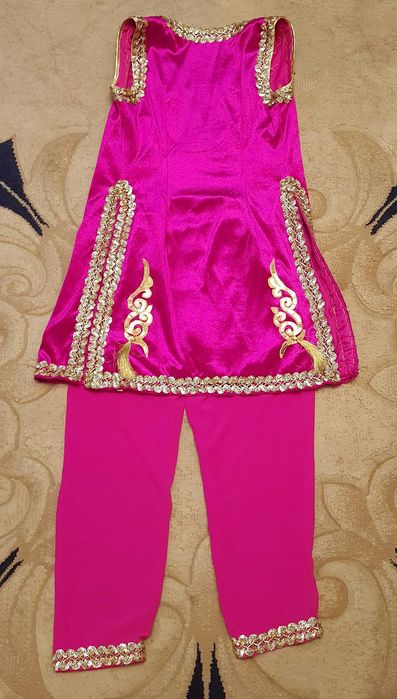 Продаю костюмы нарядные для девочки б/у в отличном состоянии.