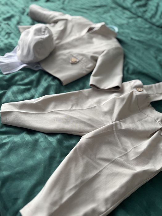 Costum bebeluş crem