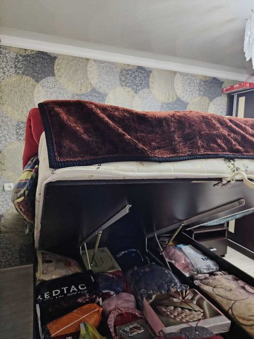 продаеться свое Спальний гарнитур шкаф кровать и 2 тумбочки