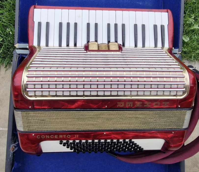 Vând acordeon Hohner Concerto 2 cu 72 basi   roşu sidefat