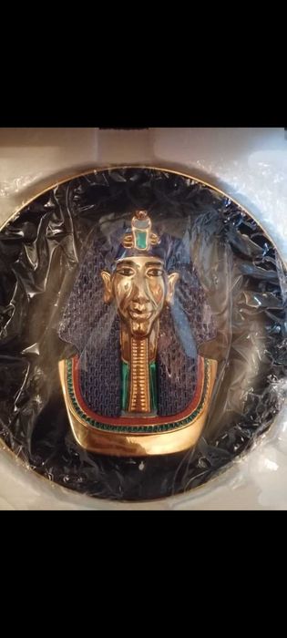 farfurie 3D cu Faraonul Akhenaten tatal lui Tutankhamon pictata cu aur