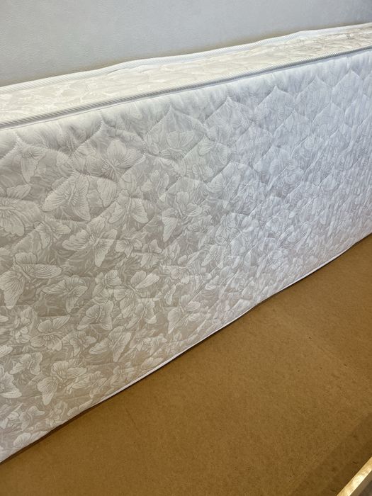 Матрас односпальный, пружинный.