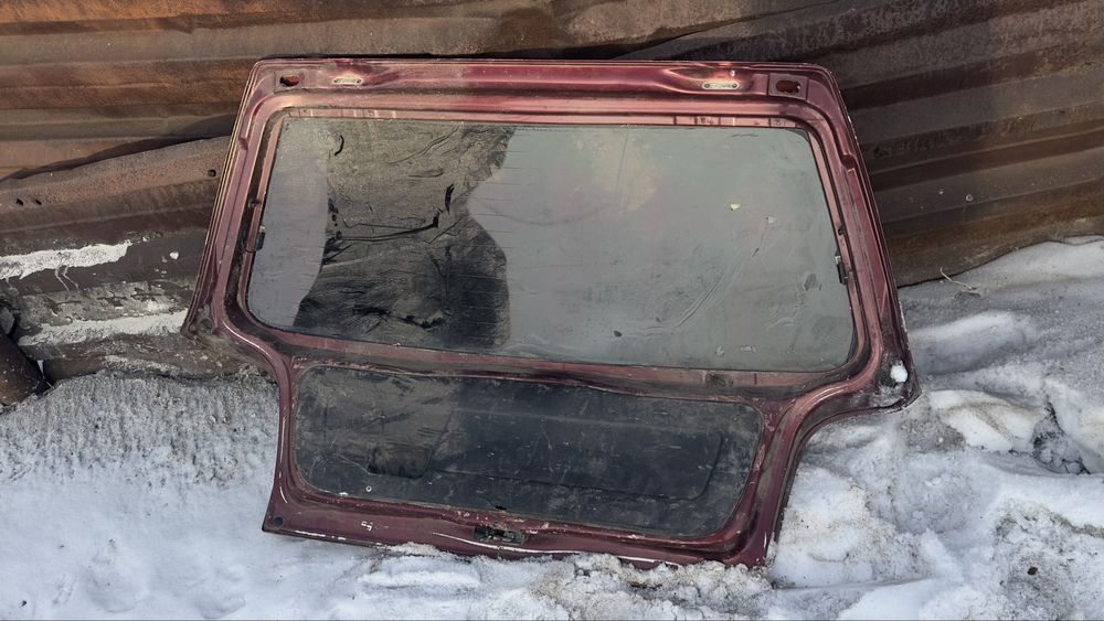 дверь багажного отделеления.