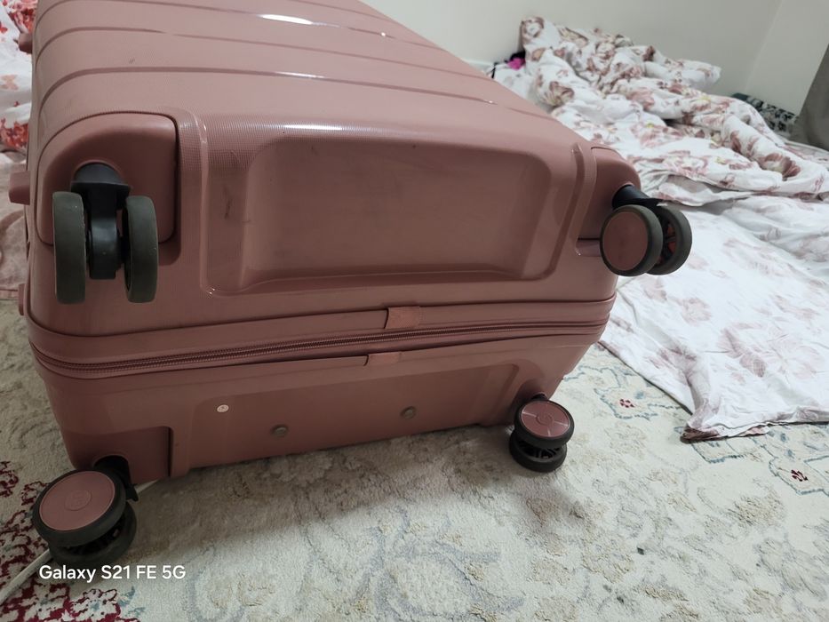 Чемодан новый   гельвый  15000