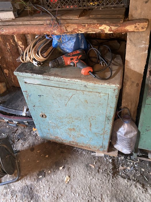 продам шкафы железные