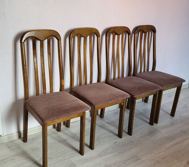 Стол и стулья деревянные