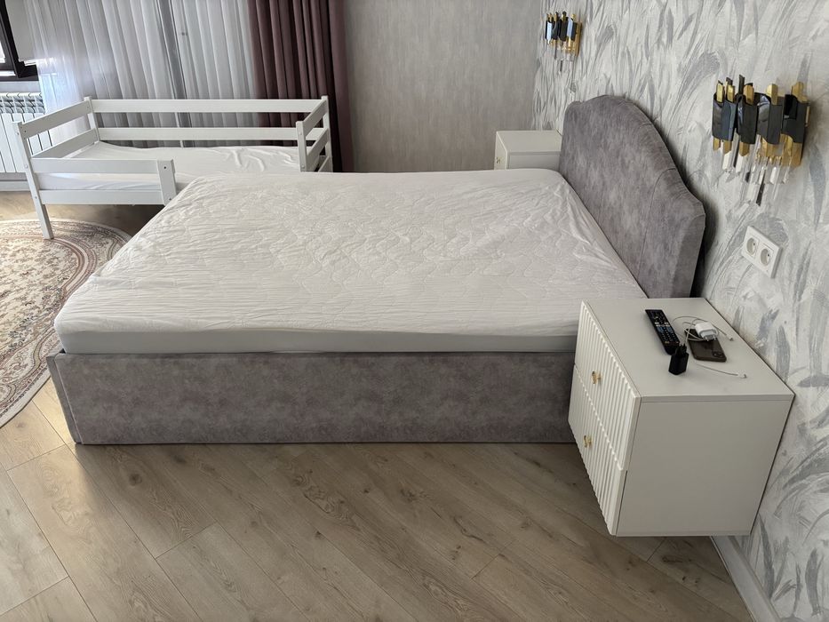 Спальная мебель и стол