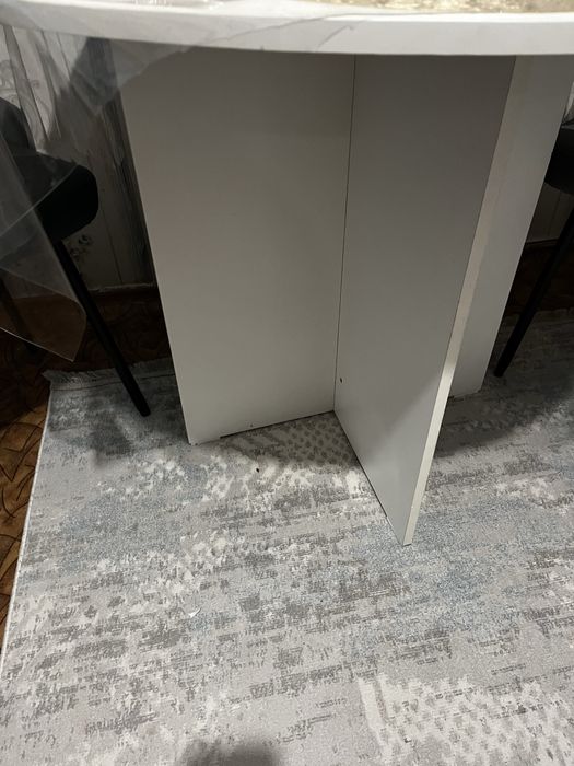 Продам стол в отличном состояний