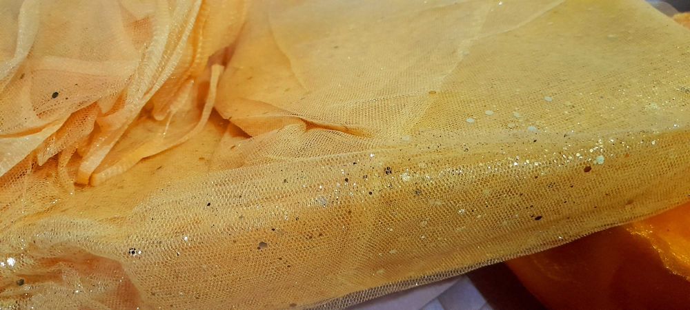 Продам ткани по 700тн за 1 метр.