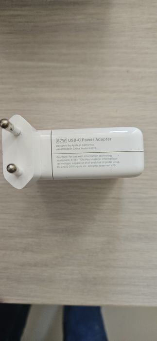 Продам оригинальный блок питания и кабель на Macbook Pro 2018 год