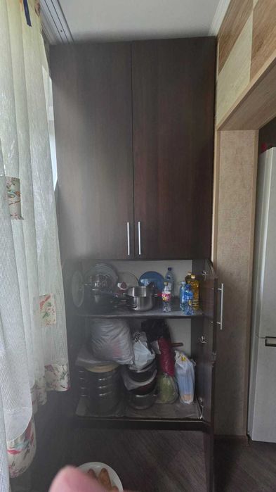 Шкаф, высота 2.8 м, ширина 1.1 м.