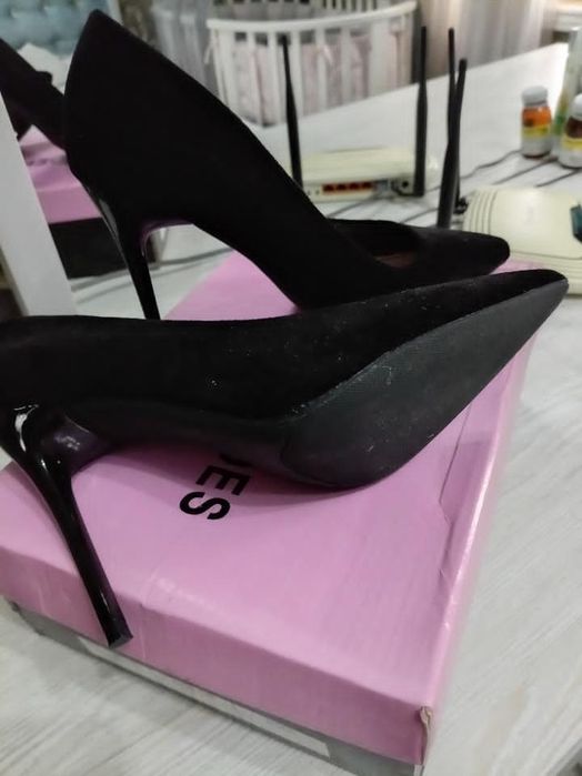 Продается новая обувь замшевая