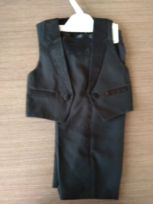 Костюм детский. Производство Турция. Брюки и жилет на 9-12 месяцев.