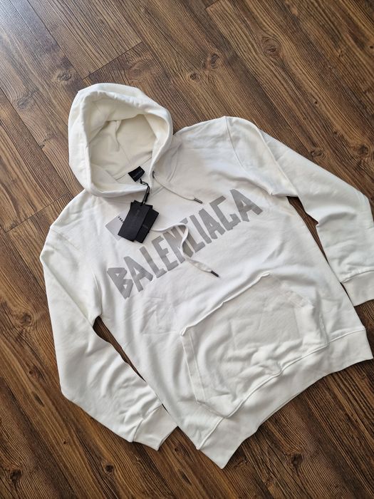 Страхотен мъжки суитчър BALENCIAGA размер M L XL 2XL 3XL 



Страхот