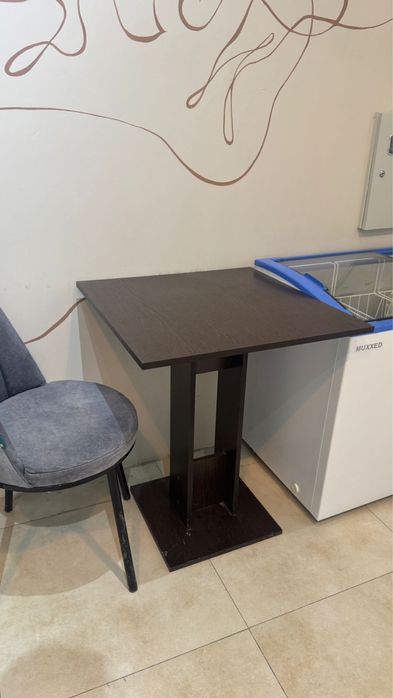 Стол и стулья для