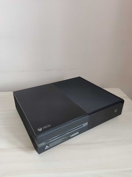 XBox ONE с двумя джойстиками и диском Майнкрафт