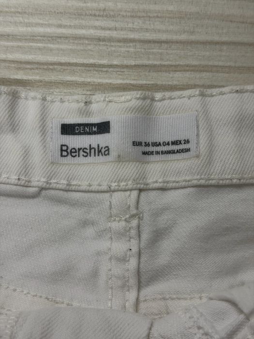 Pantaloni scurti Bershka marimea 36/S