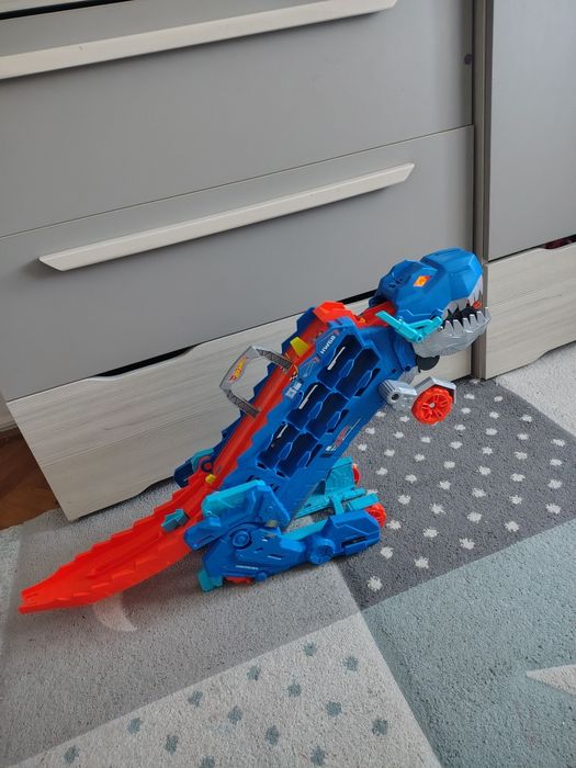 Hot wheeles-T Rex mega transporter