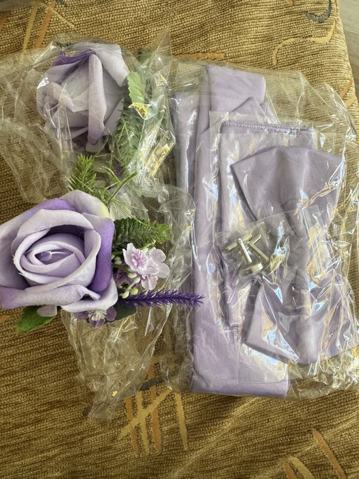 Лилави бутониери и комплект вратовръзка кърпичка и маншетни копчета