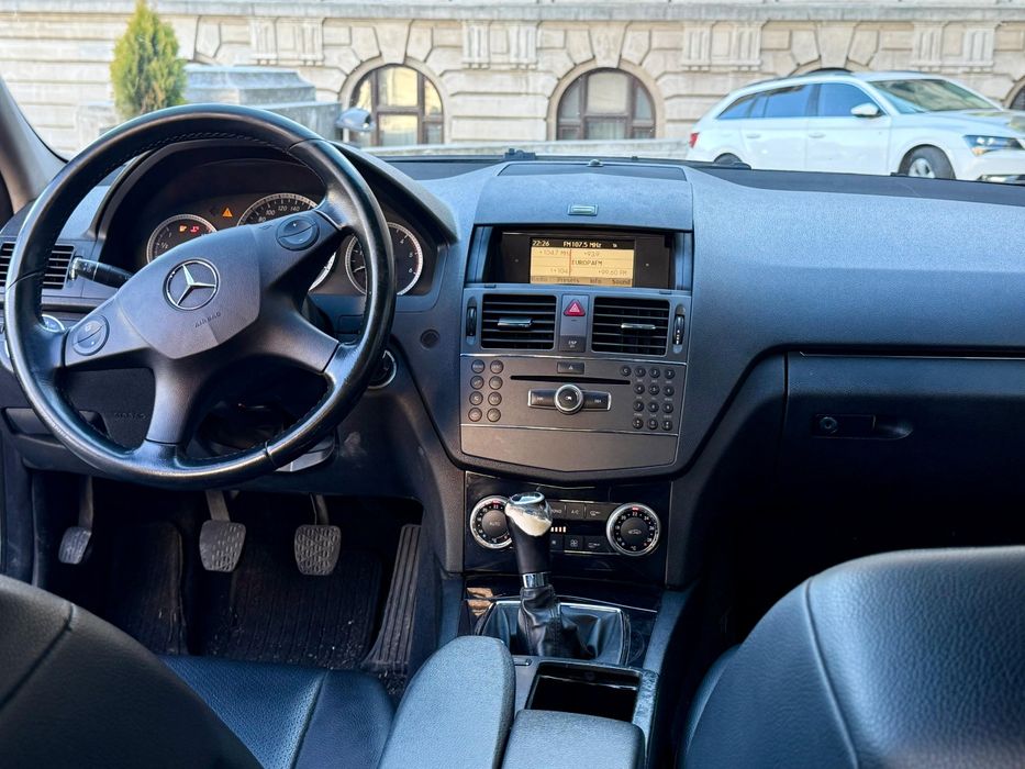 Mercedes-Benz C200 

// An de Fabricație 2010 E5 

// Culoare verde