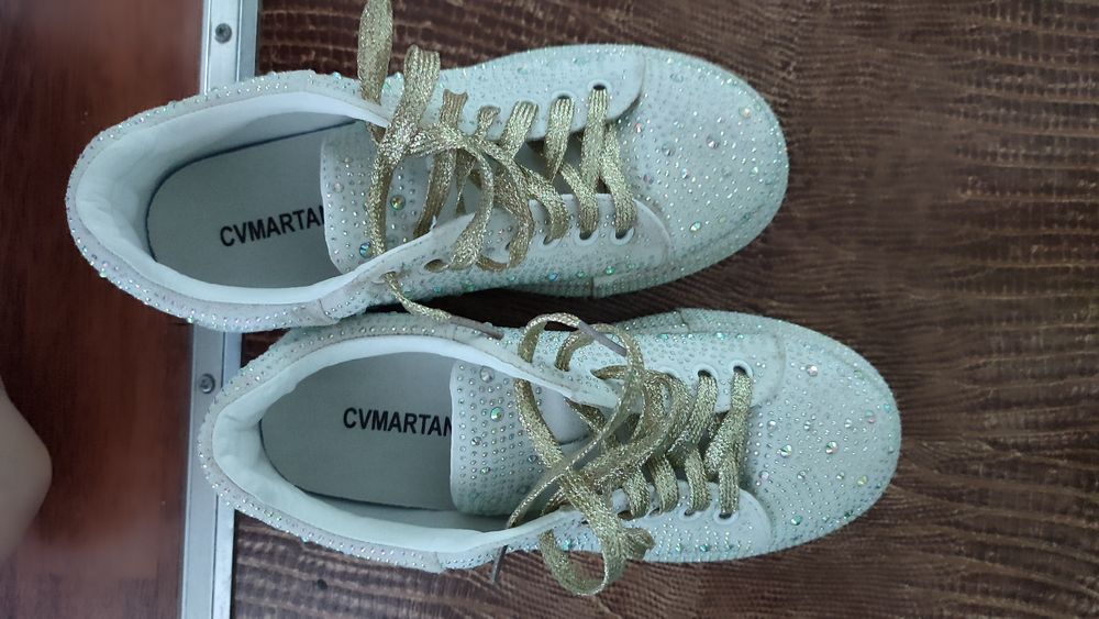 Продам кроссовки