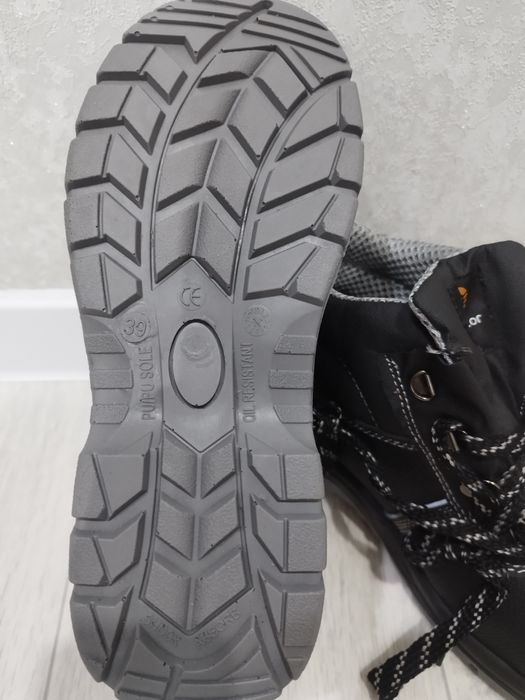 Продам спецобувь  39 размер