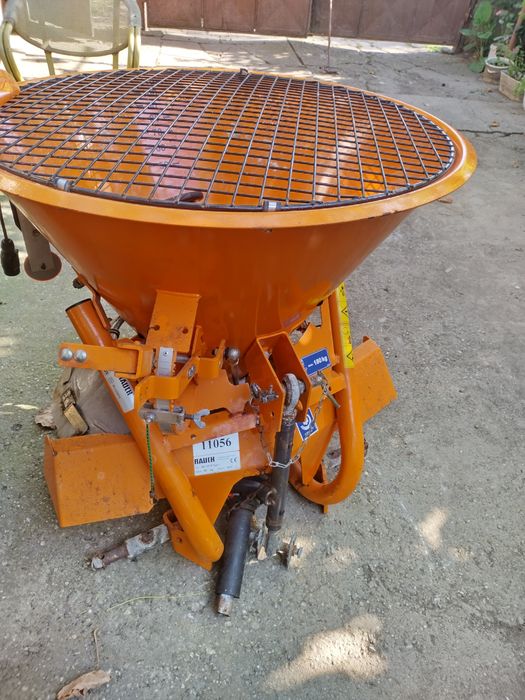 Utilaj pentru împrăștiat sare ,îngrășăminte chimice ,adus din Germania