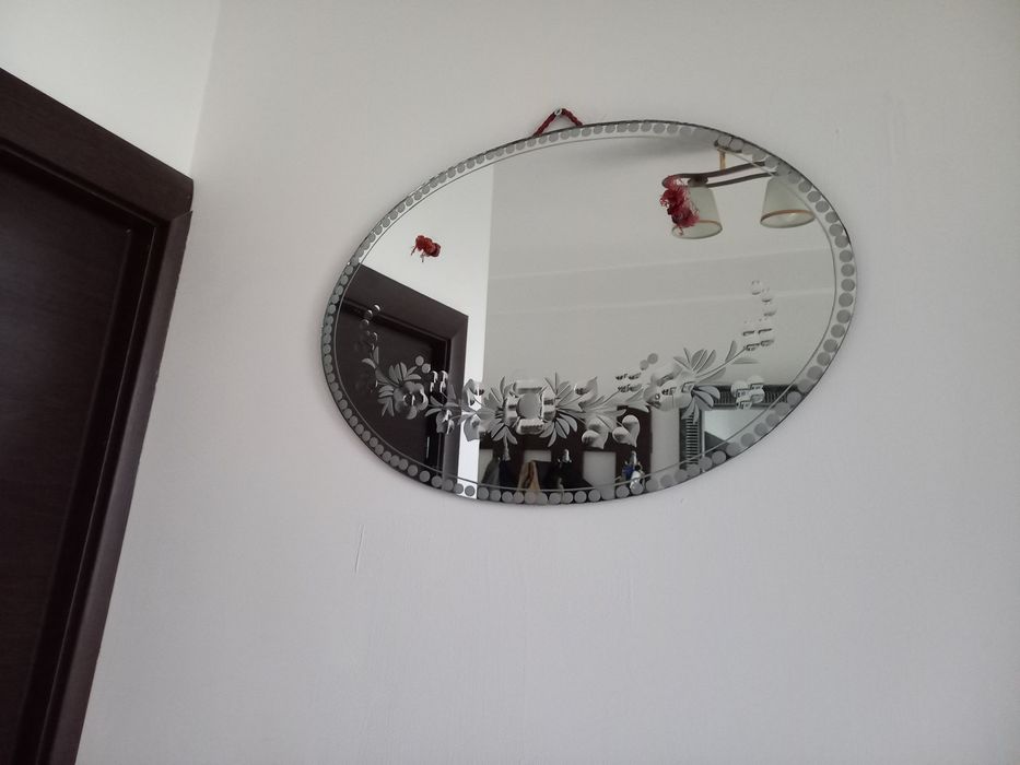 2 oglinzi de perete cu ornamente gravate, in stare foarte bunaa.