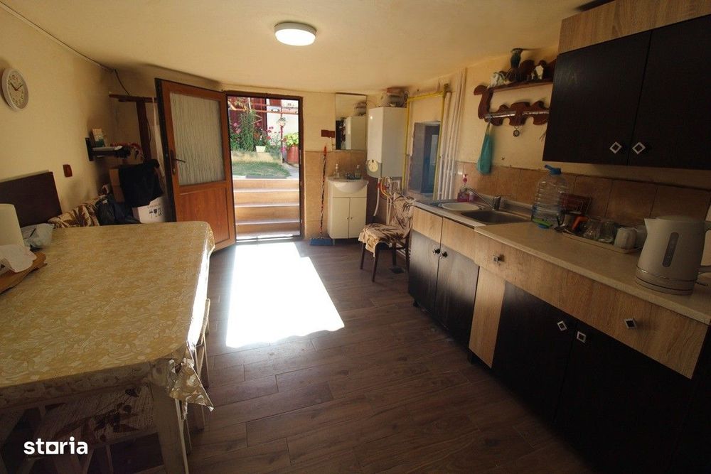 Vând casă D+P în Peștișu Mare, la 4 km de Hunedoara, garaj, anexe...