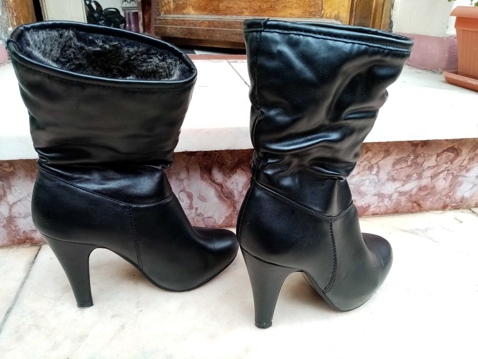 Vând cizme noi, moderne, îmblănite, cu toc