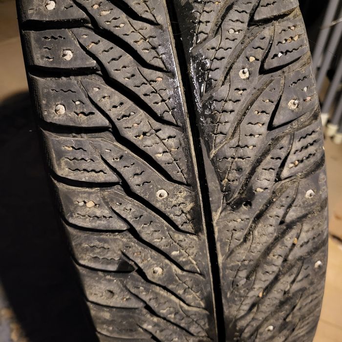 Продам зимную шипованную резину.  195×65/R-15