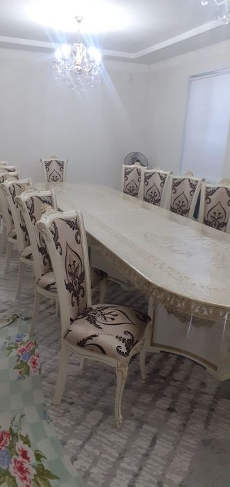 Гостинный Стол и 14 Стулья.