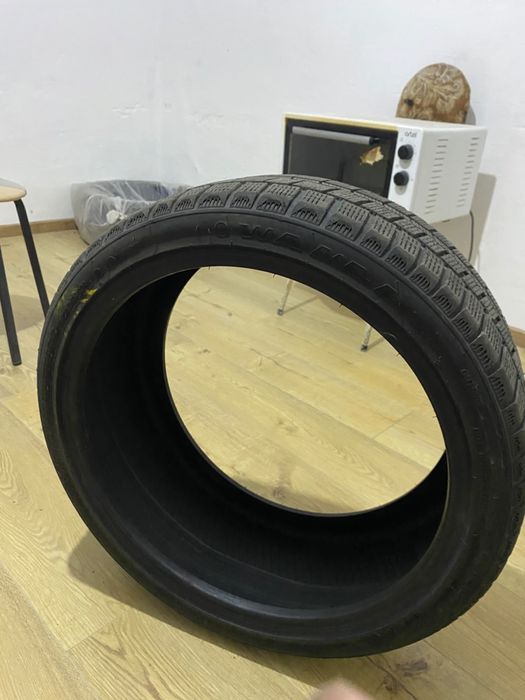 Продам Зимние шины 235/40/19