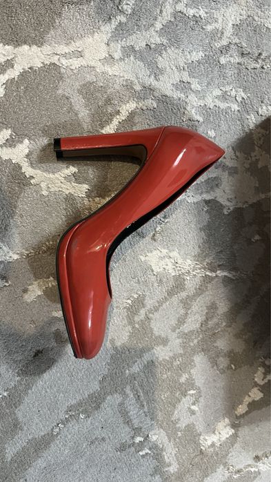 Кожаные лаковые женские туфли