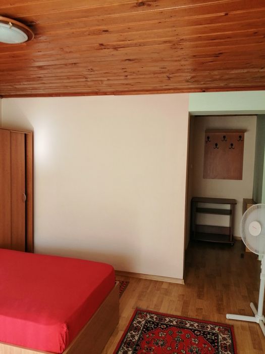 Închiriez 1 camera cu grup sanitar