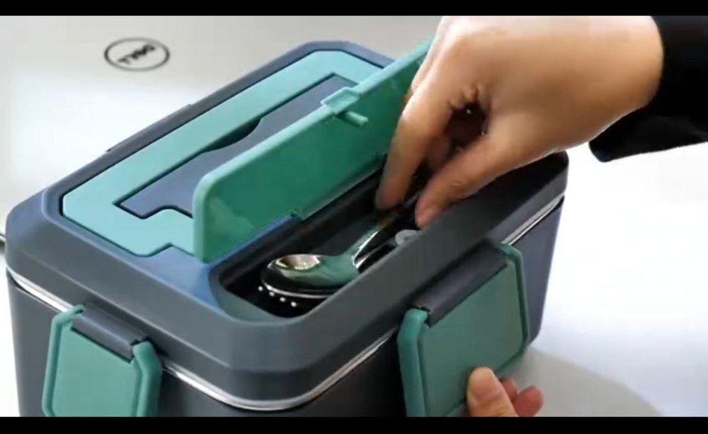 Ланч-бокс с нагревательным кабелем в комнате и машин