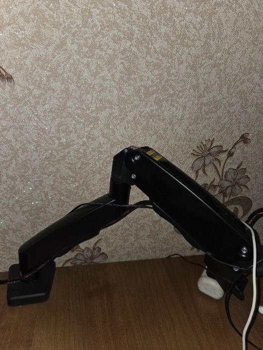 Продаётся монитор с кронштейном