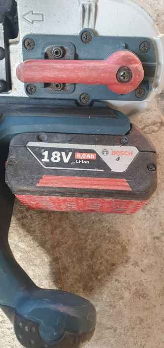 Fierăstrău cu banda Bosch GCB 18V-63