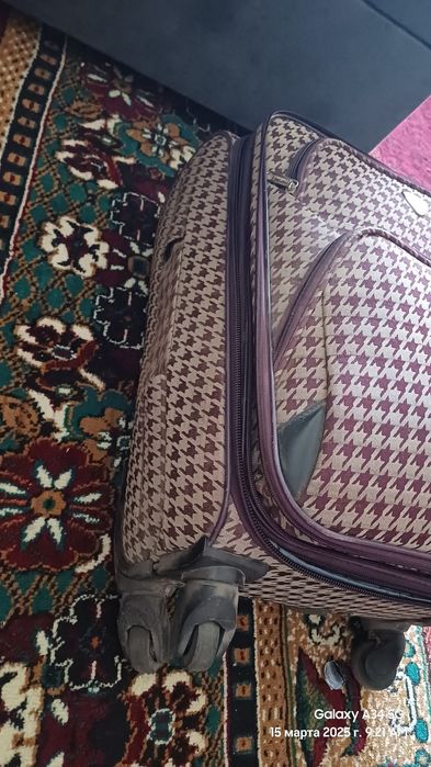 Продаётся чемодан и сумка.